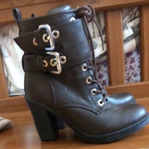 Guess boots